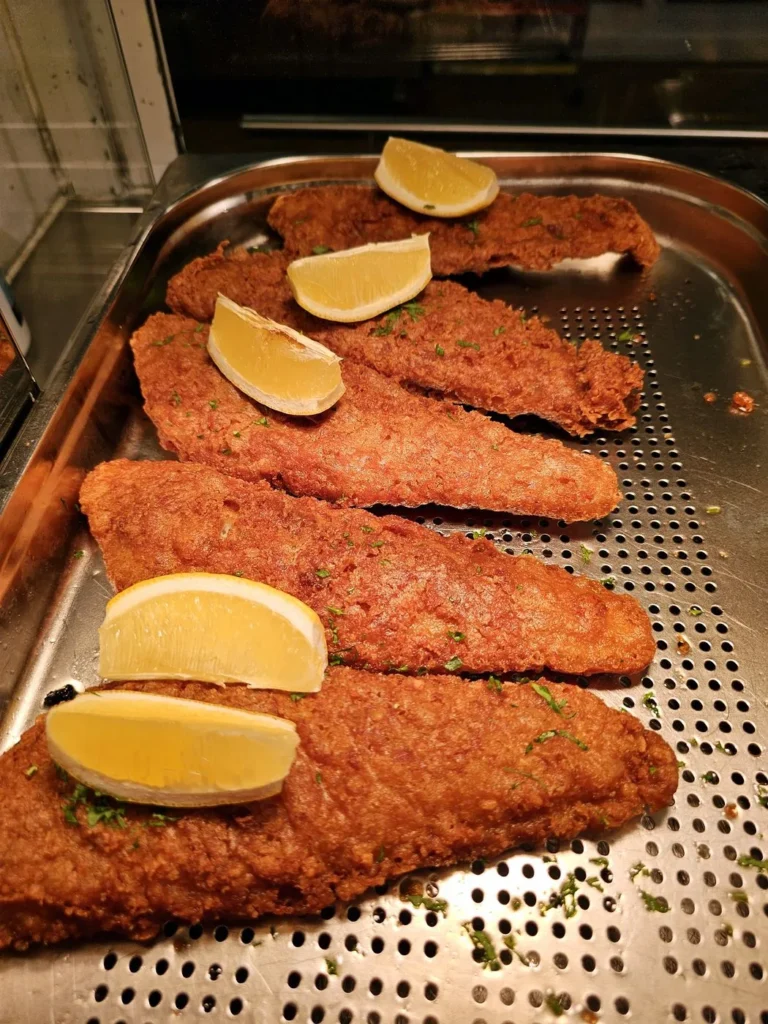 Breaded fish fillets with lemon