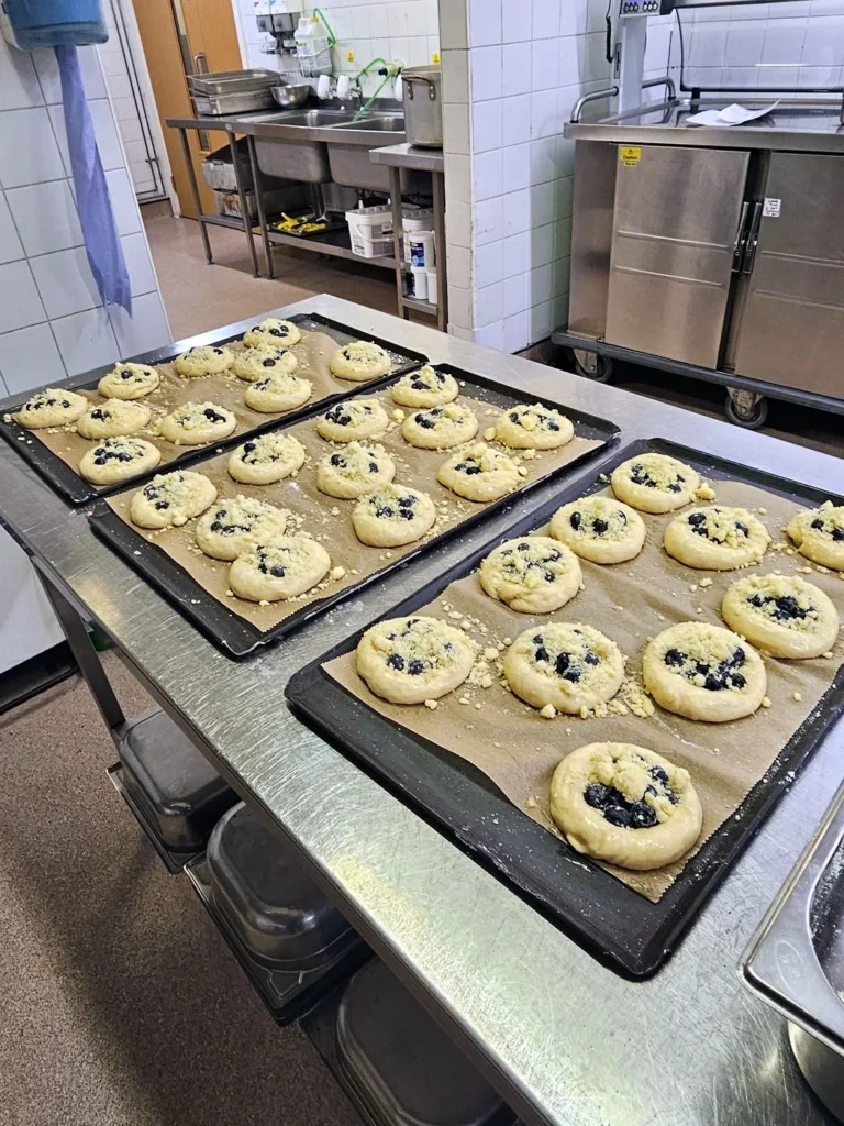 Blueberry buns with crumble, ready to bake